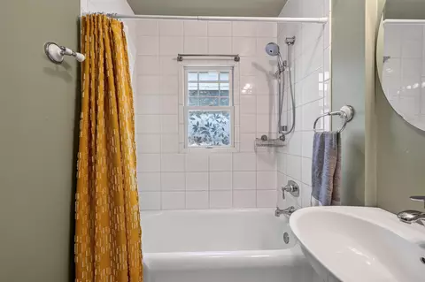 Bath - 1233 E Johnson St, Madison, WI 53703 photo 4 of 7