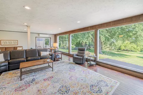 Living - 3531 E Shopiere Ln, Beloit, WI 53511 photo 4 of 6