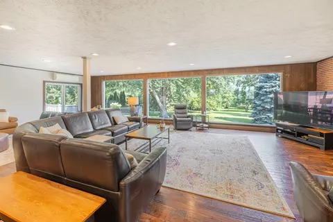 Living - 3531 E Shopiere Ln, Beloit, WI 53511 photo 5 of 6