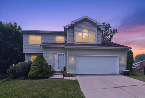 717 Diving Hawk Trl, Madison, WI 53713