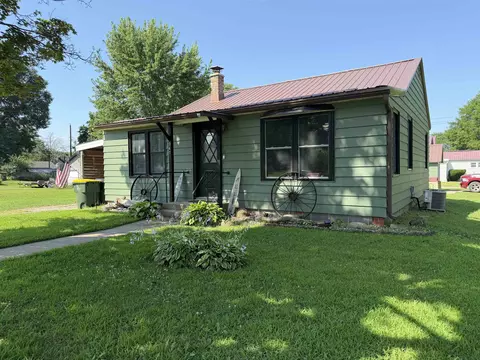 941 S 5th St, Prairie Du Chien, WI 53821