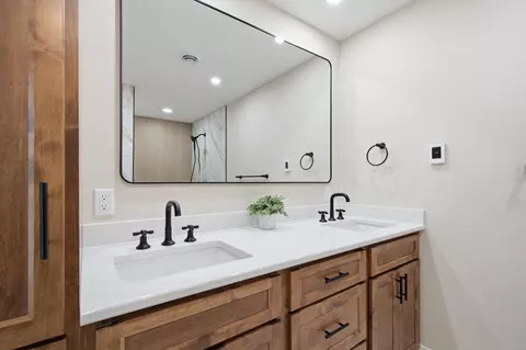 Bath - 102 E 3rd Ave, Brodhead, WI 53520 photo 6 of 10