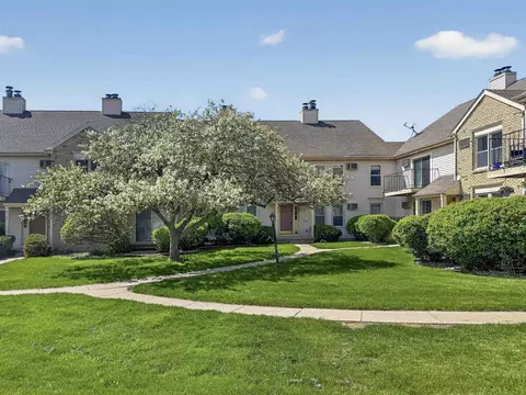 6734 Park Ridge Dr #B, Madison, WI 53719