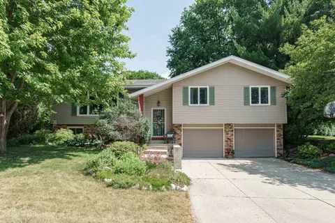 432 Applewood Ln, Janesville, WI 53548