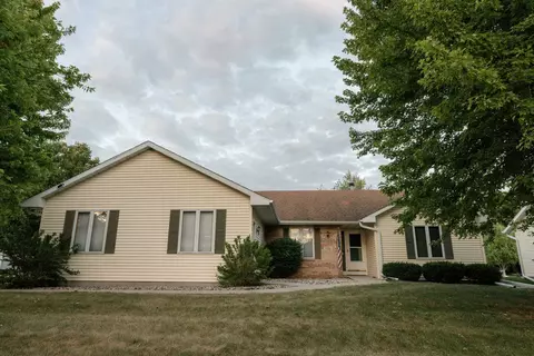 752 Westlawn Dr, Cottage Grove, WI 53527