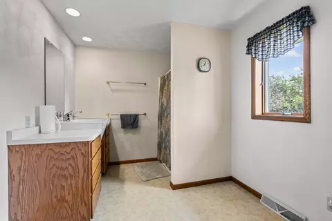 Bath - w13282 Carter Road, Ripon, WI 54971 photo 2 of 4