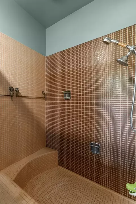 Bath - 1750 E Ridge Rd, Beloit, WI 53511 photo 3 of 6