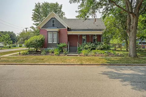819 1st St, New Glarus, WI 53574