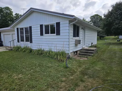 Exterior - 625 Cross St, Poynette, WI 53955 photo 2 of 3