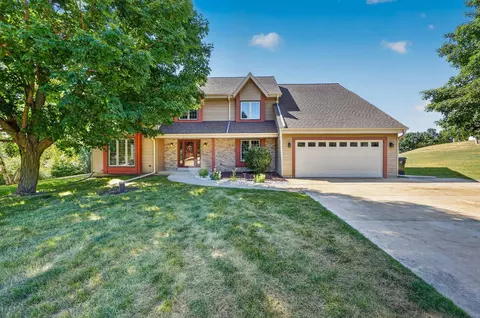 w248s6845 Sugar Maple Dr, Waukesha, WI 53189