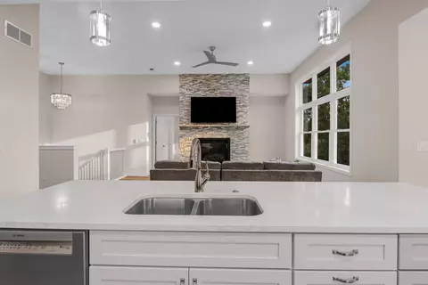 5611 N N Vis, Janesville, WI 53548