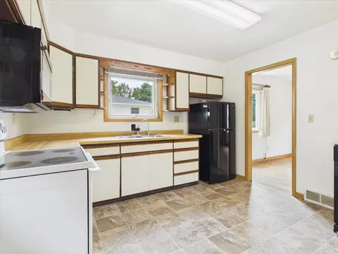 Kitchen - 1710 Thackeray Rd, Madison, WI 53704 photo 3 of 5