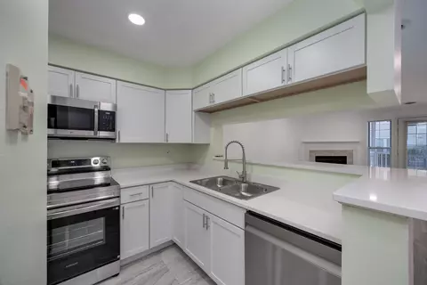 905 Harbor House Dr #4, Madison, WI 53719