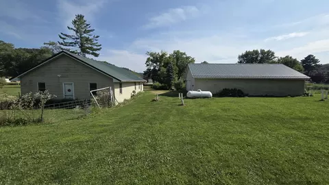48568 Petersburg Ln, Gays Mills, WI 54631