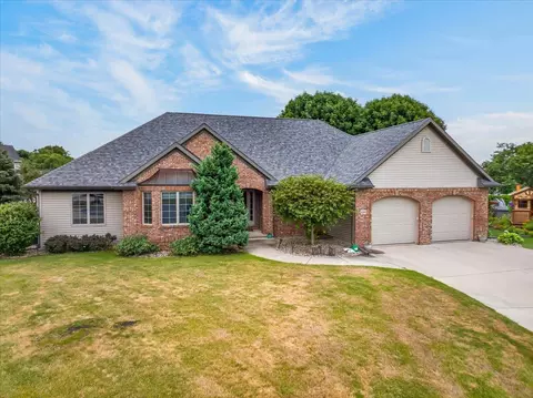 100 Stonehaven Cir, Beaver Dam, WI 53916