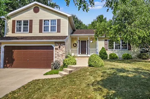 717 Cresthaven Dr, Cottage Grove, WI 53527