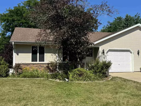 965 N Wuthering Hills Dr, Janesville, WI 53546