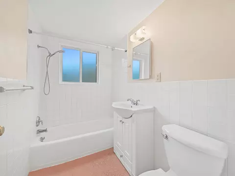 Bath - 426 Rushmore Ln, Madison, WI 53711 photo 4 of 4