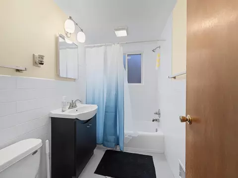 Bath - 426 Rushmore Ln, Madison, WI 53711 photo 1 of 4