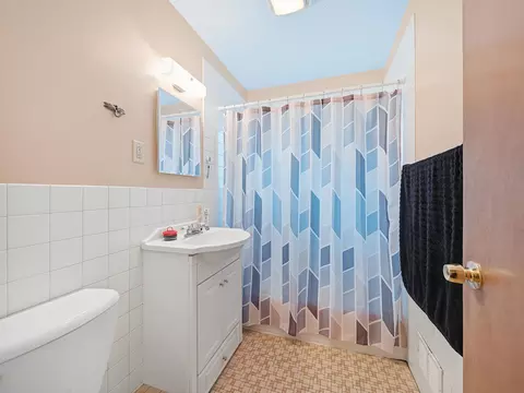 Bath - 426 Rushmore Ln, Madison, WI 53711 photo 2 of 4