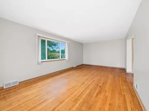 Living - 426 Rushmore Ln, Madison, WI 53711 photo 7 of 13