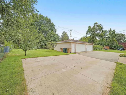 Exterior - 426 Rushmore Ln, Madison, WI 53711 photo 4 of 6