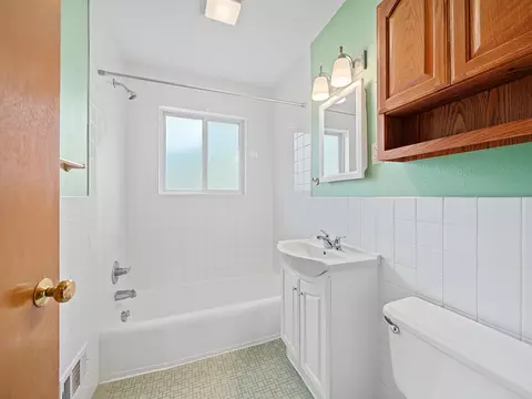 Bath - 426 Rushmore Ln, Madison, WI 53711 photo 3 of 4