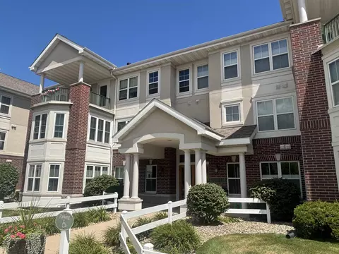 8510 Greenway Blvd #104, Middleton, WI 53562