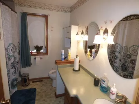 Bath - 1525 E Williams Dr, Beloit, WI 53511 photo 1 of 3