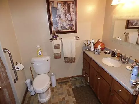 Bath - 1525 E Williams Dr, Beloit, WI 53511 photo 2 of 3