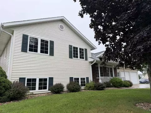 912 21st St, Prairie Du Sac, WI 53578