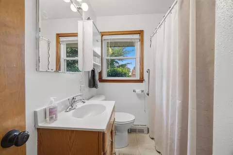 Bath - 1726 Arbor Dr, Beloit, WI 53511 photo 1 of 1