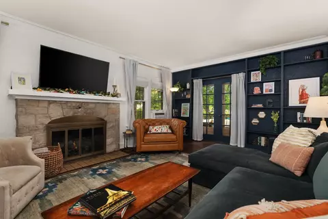 Living - 804 Milwaukee Rd, Beloit, WI 53511 photo 2 of 7