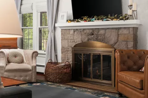 Living - 804 Milwaukee Rd, Beloit, WI 53511 photo 5 of 7