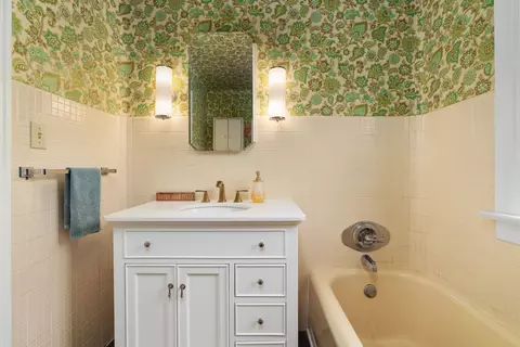 Bath - 804 Milwaukee Rd, Beloit, WI 53511 photo 2 of 5