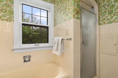 Bath - 804 Milwaukee Rd, Beloit, WI 53511 photo 3 of 5