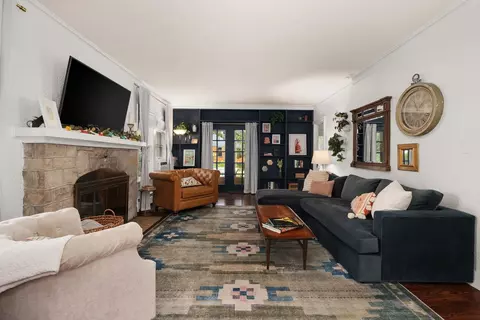 Living - 804 Milwaukee Rd, Beloit, WI 53511 photo 3 of 7