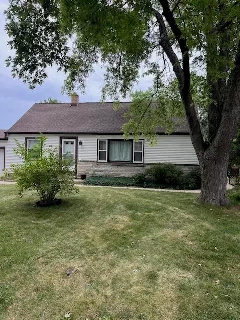 4956 S 28th St, Greenfield, WI 53221