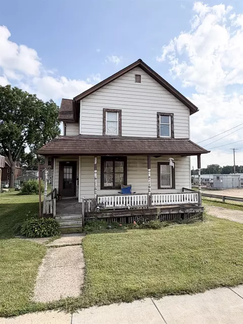 221 W Mill St, Beaver Dam, WI 53916