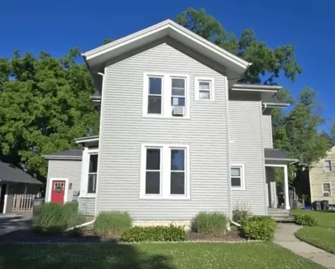 304 S Silver Lake St, Oconomowoc, WI 53066