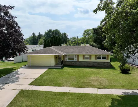 2122 N Hawthorne Park Dr, Janesville, WI 53545