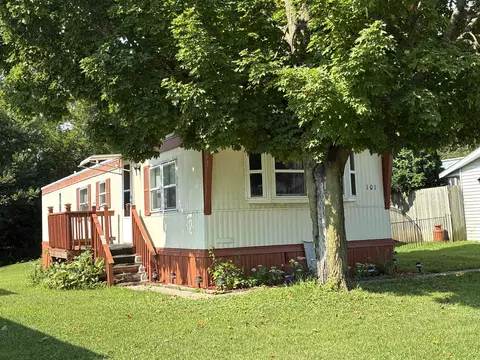 101 Falling Creek Dr #101, Janesville, WI 53548