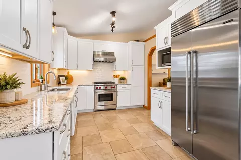 829 Edgemore Dr, Sun Prairie, WI 53590