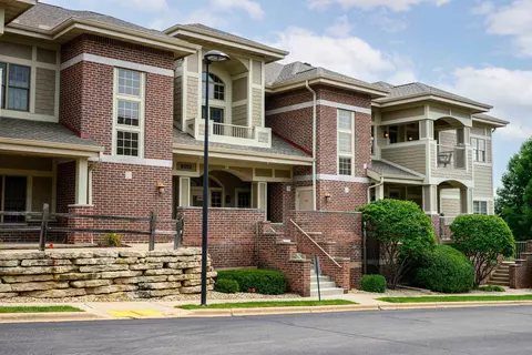 9002 Hawks Reserve Ln #201, Verona, WI 53593