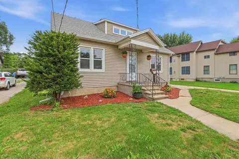 122 E Davis St, Beaver Dam, WI 53916