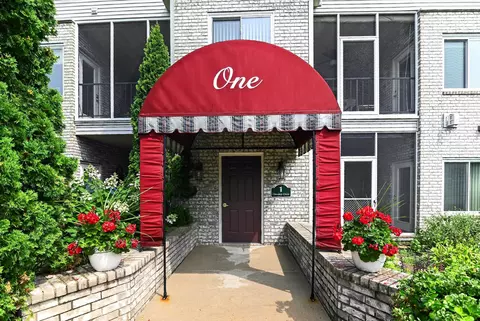 1 Cherokee Cir #102, Madison, WI 53704