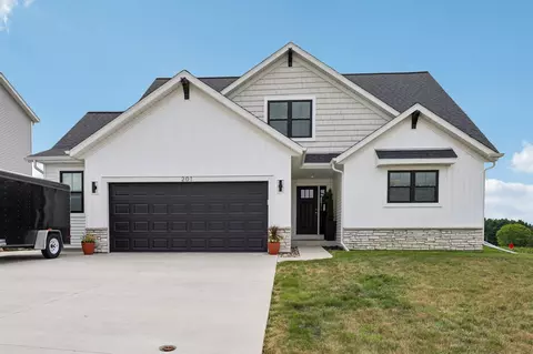 201 Trail View Ln, Lake Mills, WI 53551