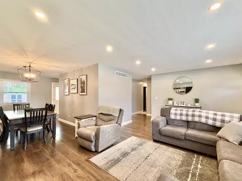 Living - 2015 Murphy Woods Rd, Beloit, WI 53511 photo 4 of 9
