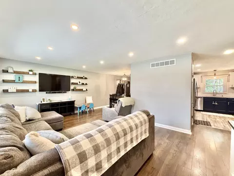 Living - 2015 Murphy Woods Rd, Beloit, WI 53511 photo 5 of 9