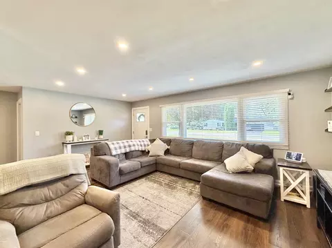 Living - 2015 Murphy Woods Rd, Beloit, WI 53511 photo 2 of 9